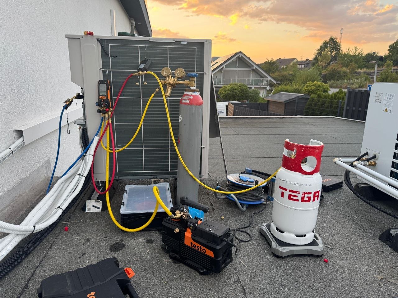 Montage einer Klimaanlagen-Außeneinheit auf dem Flachdach